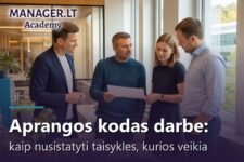 Keturi skirtingai apsirenge kolegos kalbasi biure pries susitikima su klientu