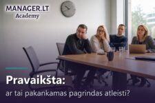 Tuščia kėdė prie posėdžių stalo, kolegos laukia