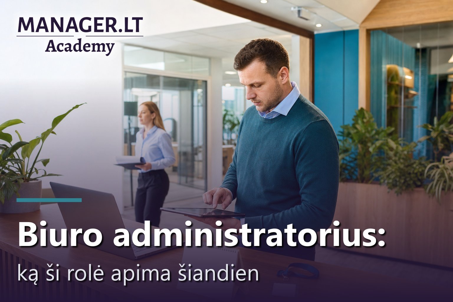 Biuro administratorius prie registratūros stalo tikrina užduotis planšetėje