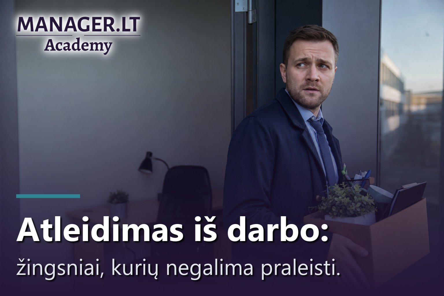 Darbuotojas su asmeninių daiktų dėže išeina iš biuro