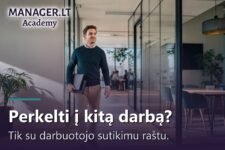 Darbuotojas eina biuro koridoriumi su nešiojamuoju kompiuteriu — darbo sąlygų keitimas ir perkėlimas