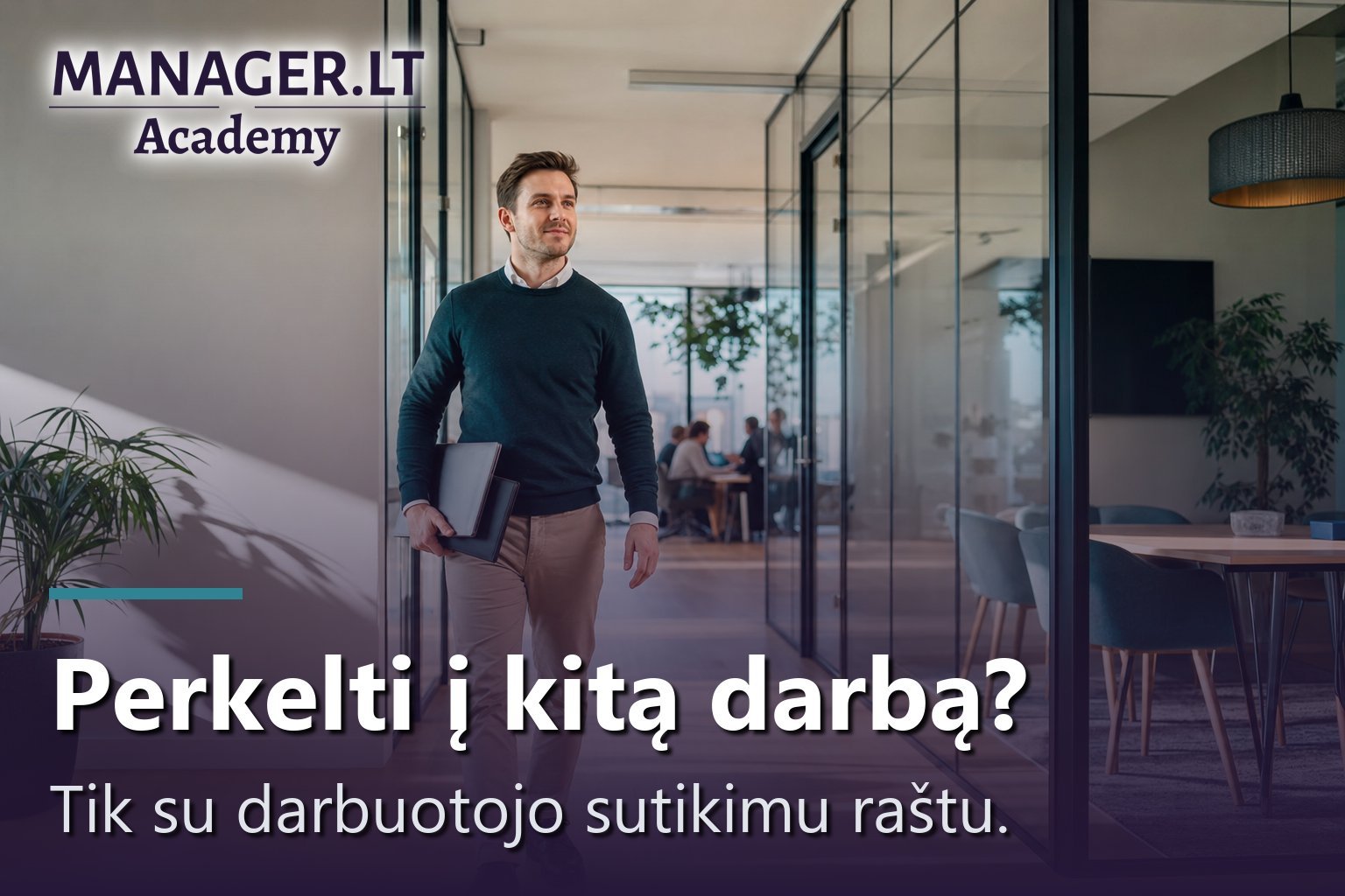 Darbuotojas su nešiojamuoju kompiuteriu eina biuro koridoriumi link naujos darbo vietos