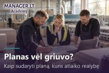 Komandos vadovas baldų gamykloje rytiniame susirinkime prie stalo žymi savaitės gamybos grafiką