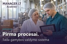 Gamybos vadovė prie pakavimo linijos lygina popierinę lentelę su inžinieriaus tabletės duomenimis