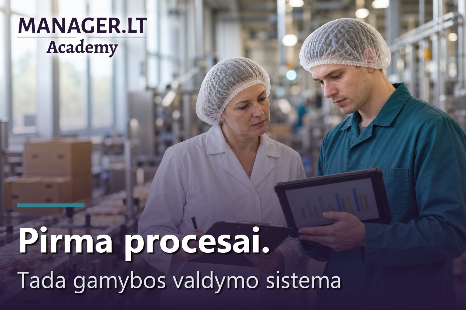 Gamybos vadovė prie pakavimo linijos lygina popierinę lentelę su inžinieriaus tabletės duomenimis