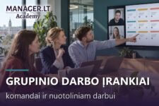 Hibridinis komandos susitikimas: kolegos prie stalo su nešiojamaisiais kompiuteriais kalbasi su nuotoliniais kolegomis ekrane, vienas rodo užduotį bendroje užduočių lentoje