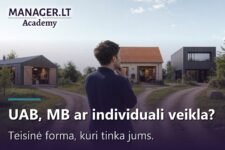 Verslininkas kryžkelėje renkasi tarp skirtingų verslo pastatų