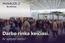 Žmonės bendrauja judrioje karjeros mugėje