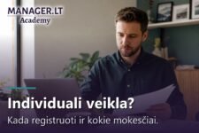 Žmogus namų biure prie nešiojamojo kompiuterio peržiūri individualios veiklos dokumentus