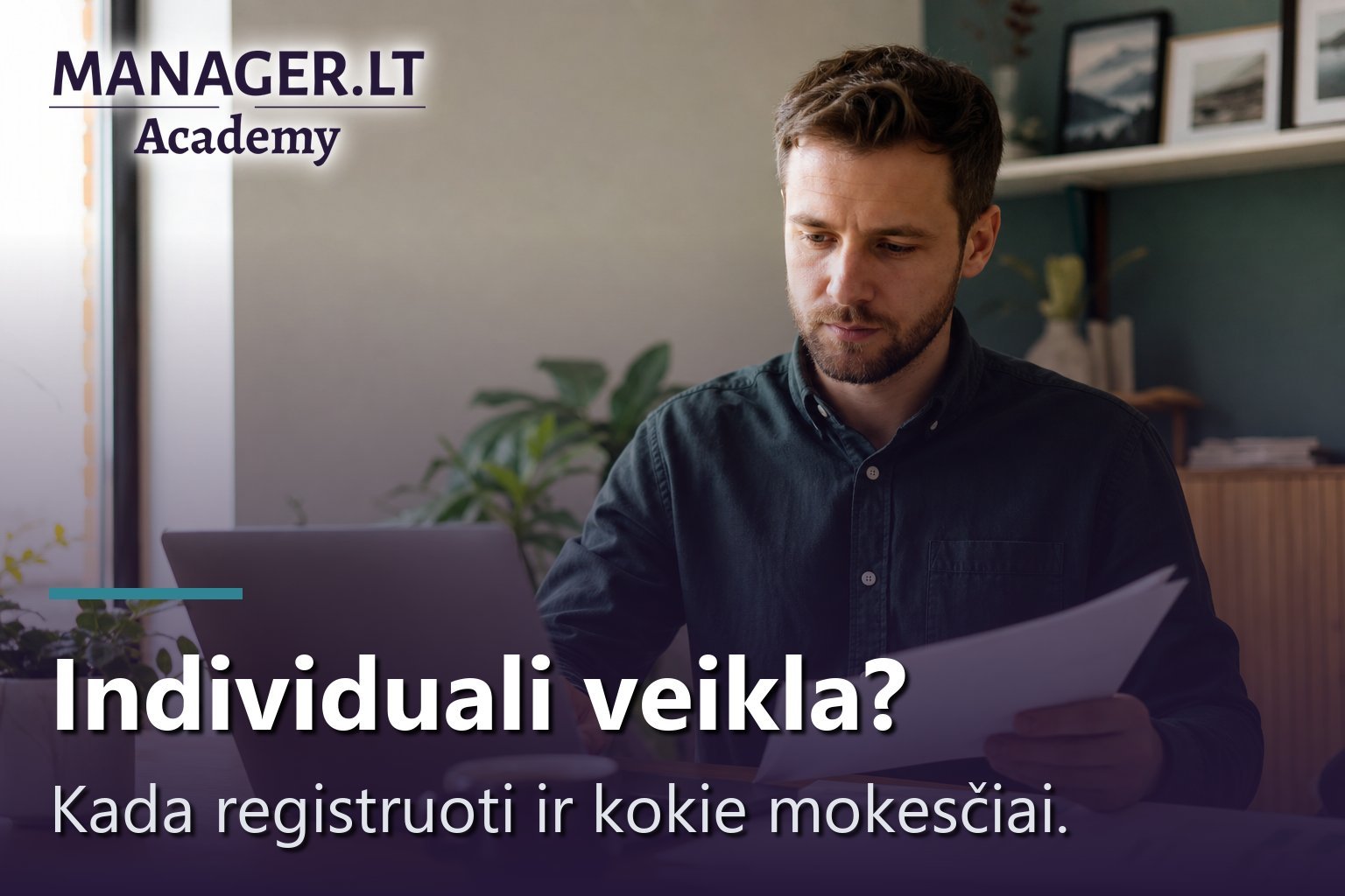 Žmogus namų biure prie nešiojamojo kompiuterio peržiūri individualios veiklos dokumentus