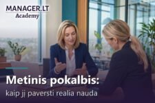 Vadovė ir darbuotoja metiniame veiklos vertinimo pokalbyje prie stalo su dokumentais