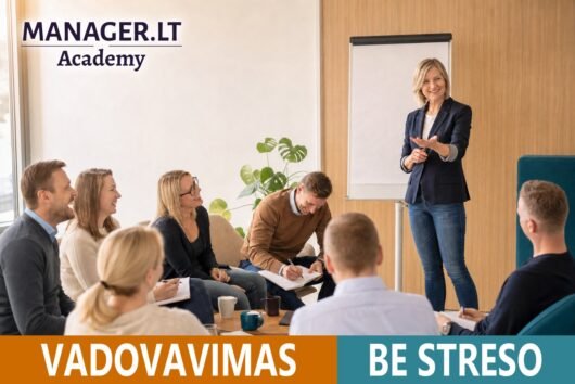 Mokymai komandų vadovams - lektorė veda mokymus vadovų grupei mokymų klasėje