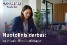 Vadovė dirba nuotoliniu būdu namų darbo vietoje, dalyvauja komandos vaizdo skambutyje ir užsirašo pastabas