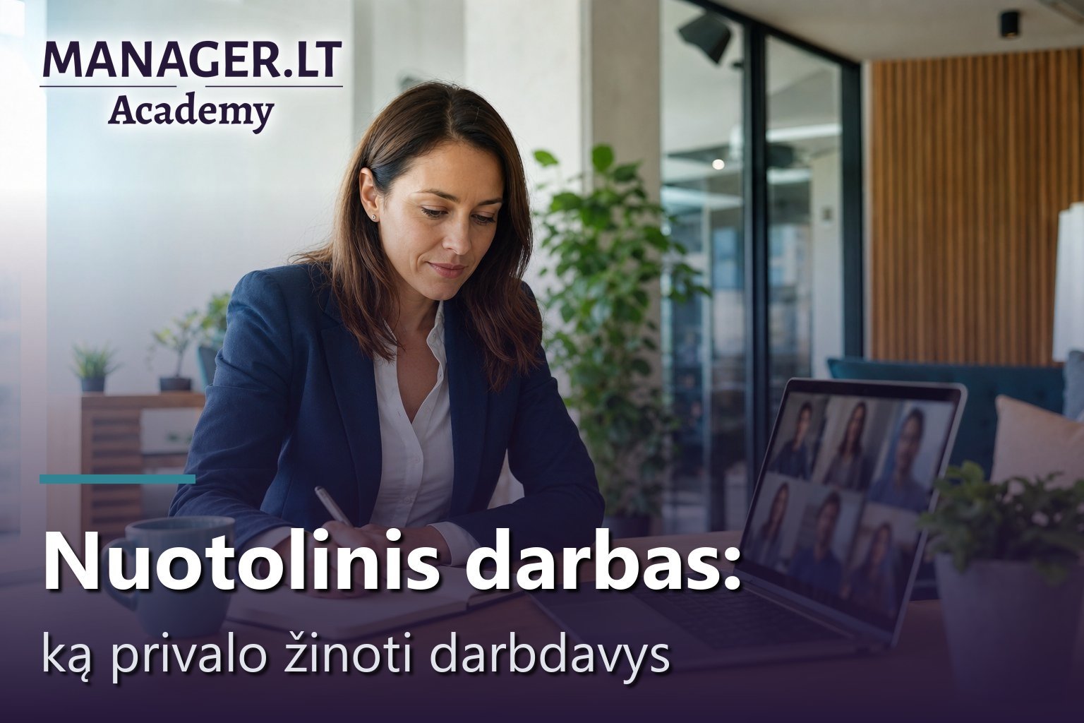 Vadovė dirba nuotoliniu būdu namų darbo vietoje, dalyvauja komandos vaizdo skambutyje ir užsirašo pastabas