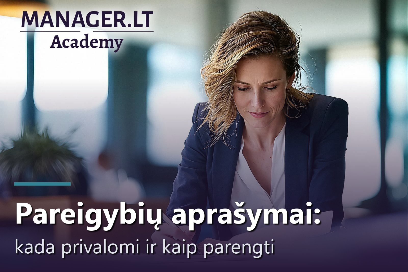 Vadovė biure prie stalo pasirašo darbuotojo pareigybės aprašymą