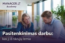 Vadove ir komandos narys ramiai kalbasi prie stalo biure per asmenini pokalbi