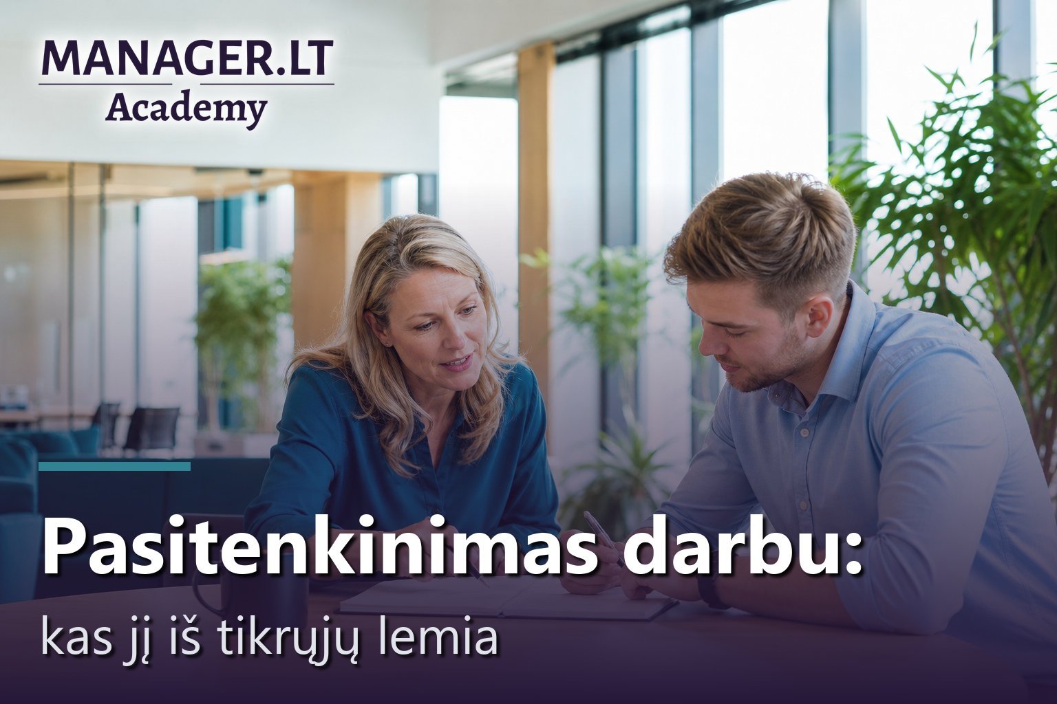 Vadovė ir komandos narys ramiai kalbasi prie stalo biure per asmeninį pokalbį