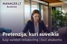 Vadovė prie biuro stalo rašo ir tikslina pretenziją, šalia – sąskaita, dokumentai ir skaičiuotuvas