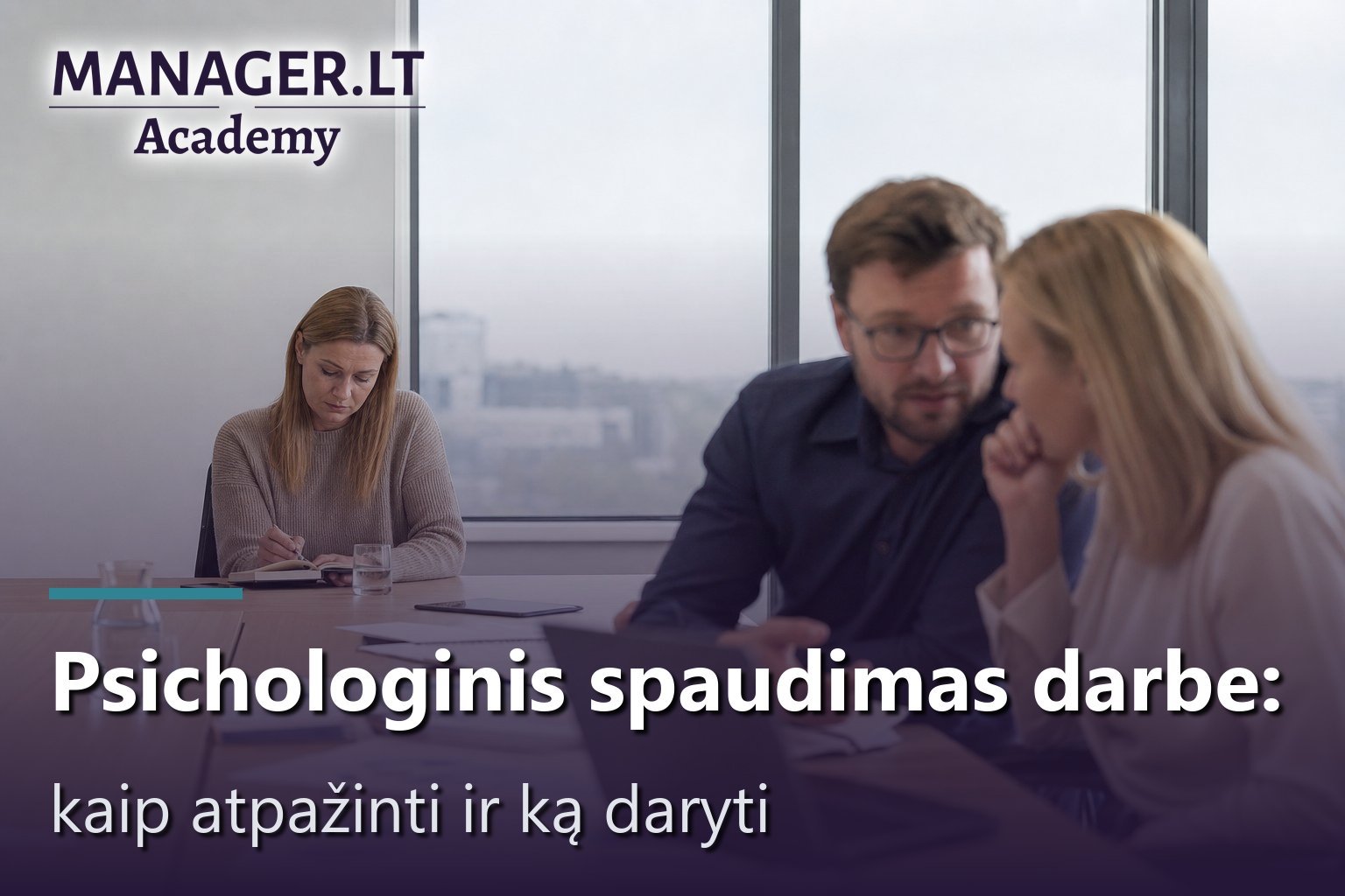 Darbuotoja sėdi atokiau ir dirba viena, kol du kolegos kalbasi tarpusavyje per susitikimą