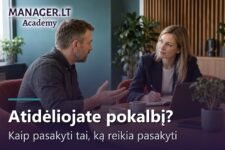 Darbuotojas aiškina savo požiūrį, vadovė atidžiai klauso ir užsirašo per individualų pokalbį